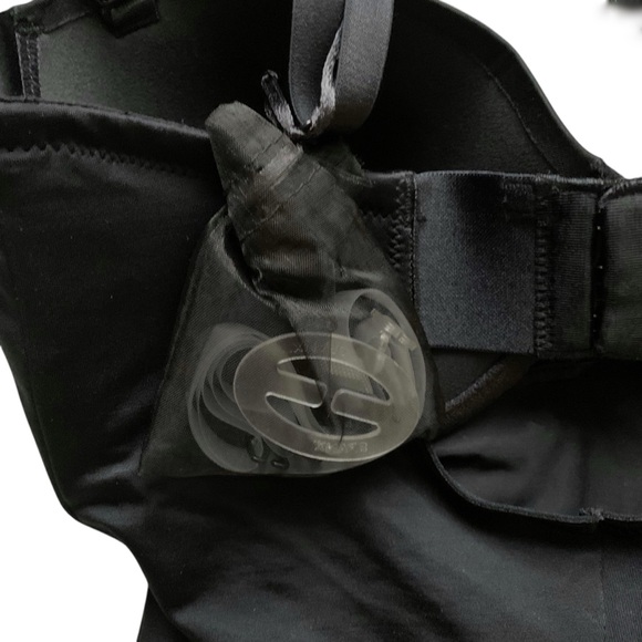 SPANX Suit Your Fancy Convertible Strap Bodysuit! Retail $148. - Picture 5 of 8